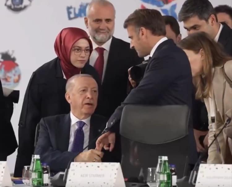 Zbulohet arsyeja pse Erdogan ia kapi gishtin Macron-it dhe nuk ia lëshonte